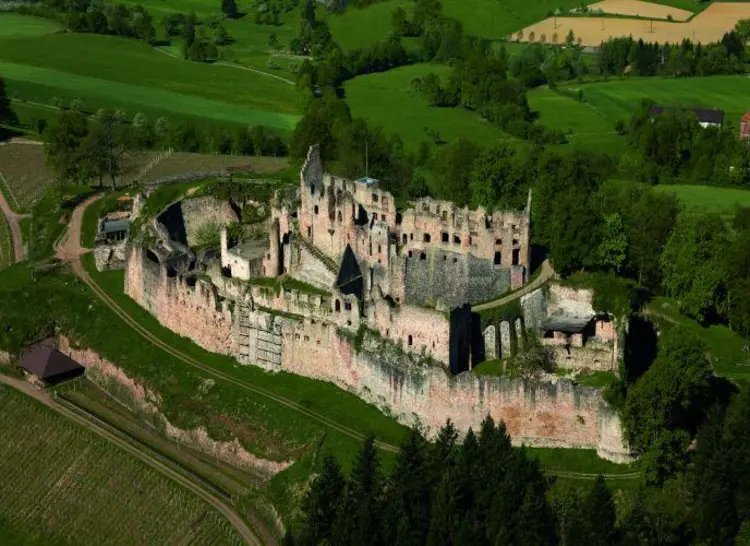 Foto: Staatliche Schlösser und Gärten Baden-Württemberg, Achim Mende Die Hochburg bei Emmendingen